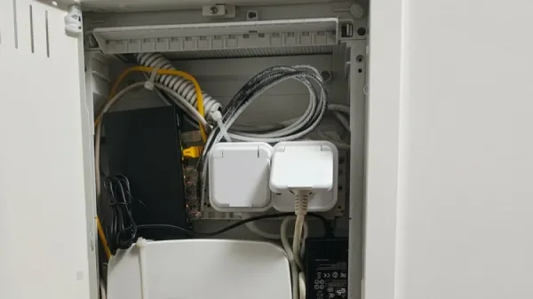 Sygnalizator alarmowy i kamera na elewacji budynku