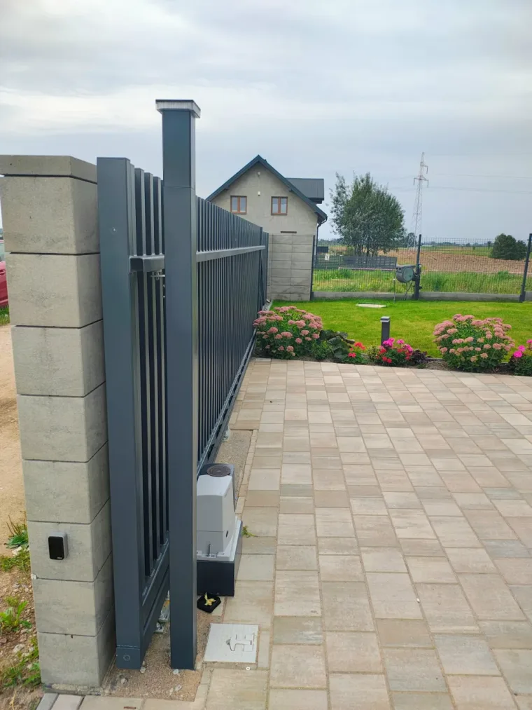 Automatyka bramy przesuwnej i szafa rack, Augustów, ul. Ziemiańska
