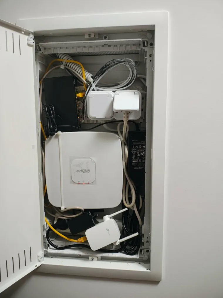 Kamery, alarm i domowa sieć 1 Gb/s w mieszkaniu, Ełk, ul. Generała Bora-Komorowskiego